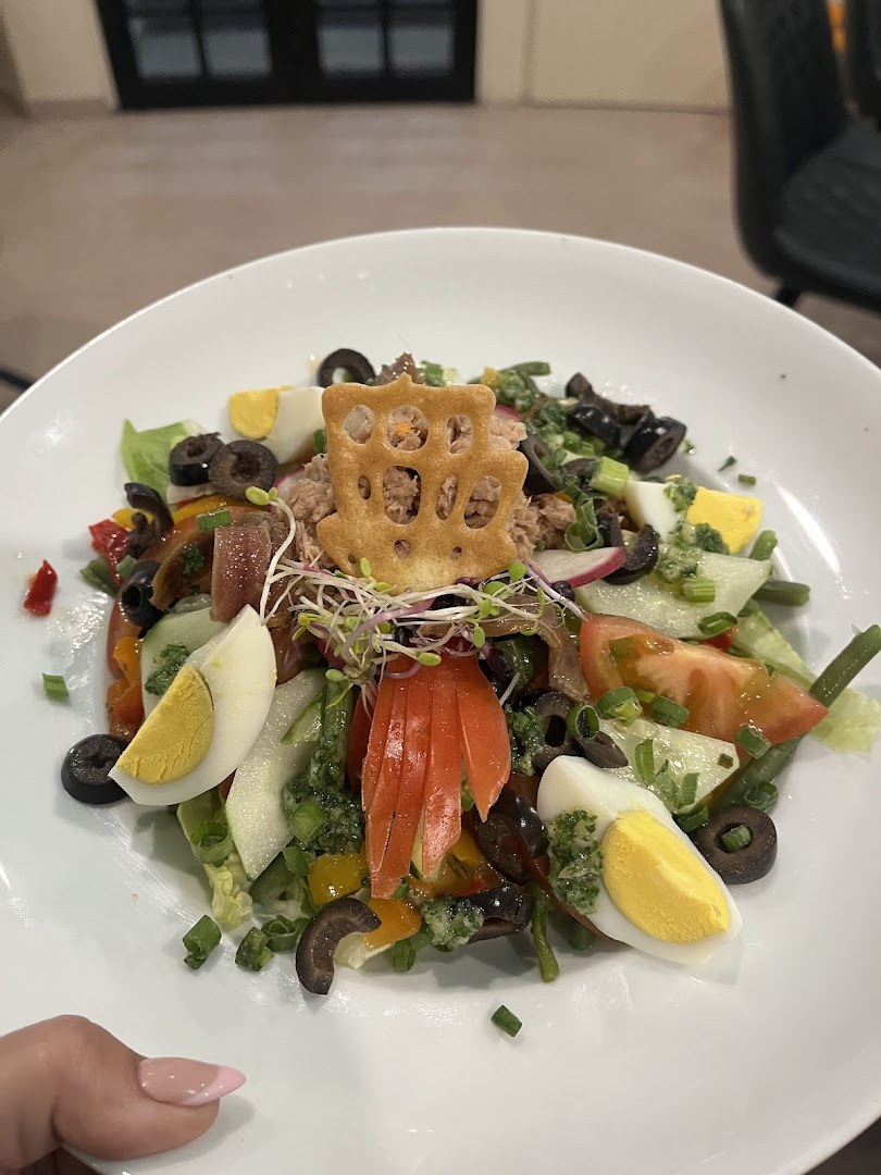 Le Romarin, salade du Périgord, thon, œuf, olives et tuile