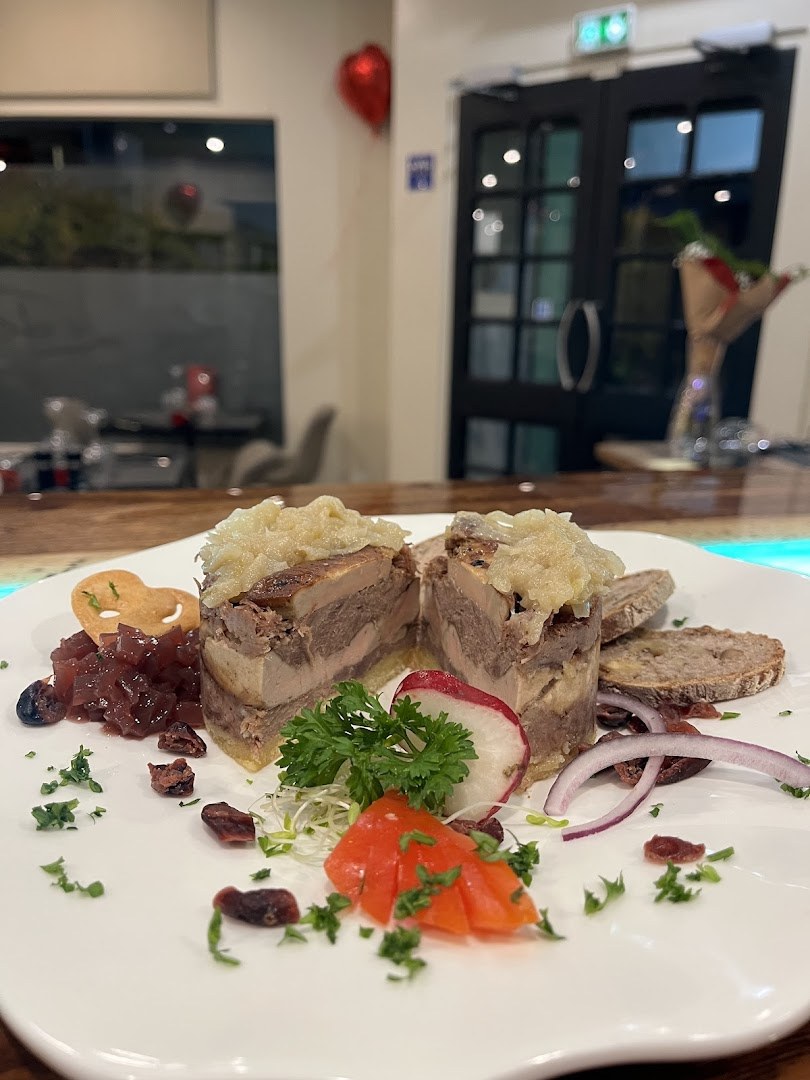 Le Romarin, terrine de canard et foie gras, chutney et toasts